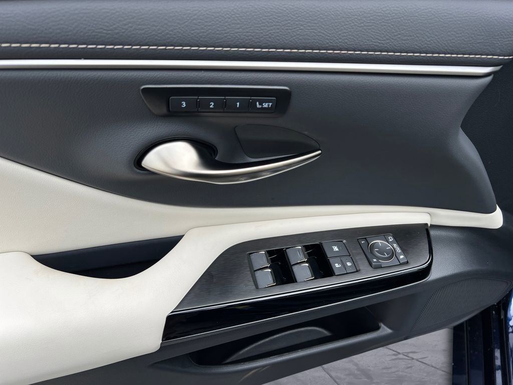 New 2025 Lexus ES 300h w/ Premium Package image 16