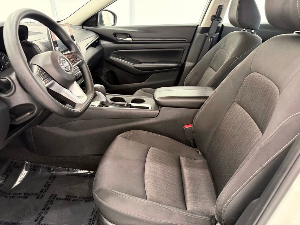 Used 2025 Nissan Altima 2.5 SV FWD image 11