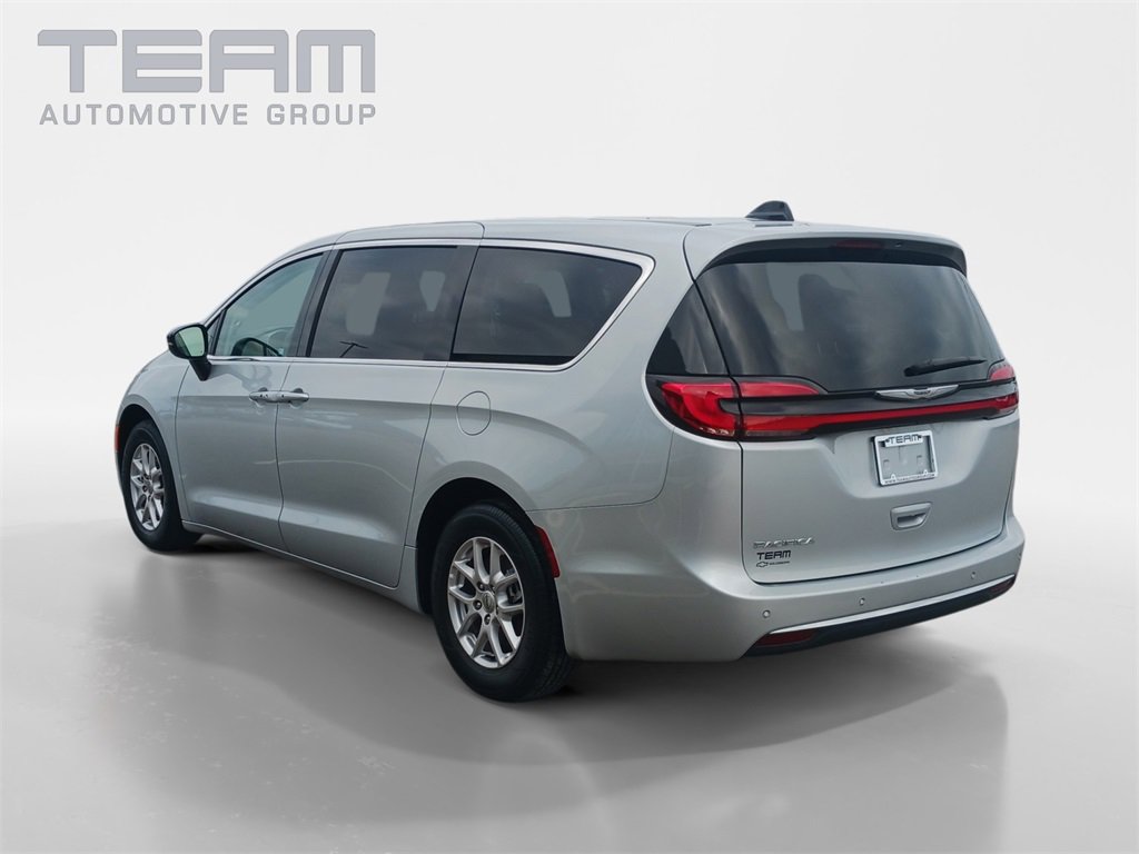 Used 2024 Chrysler Pacifica Touring-L image 5