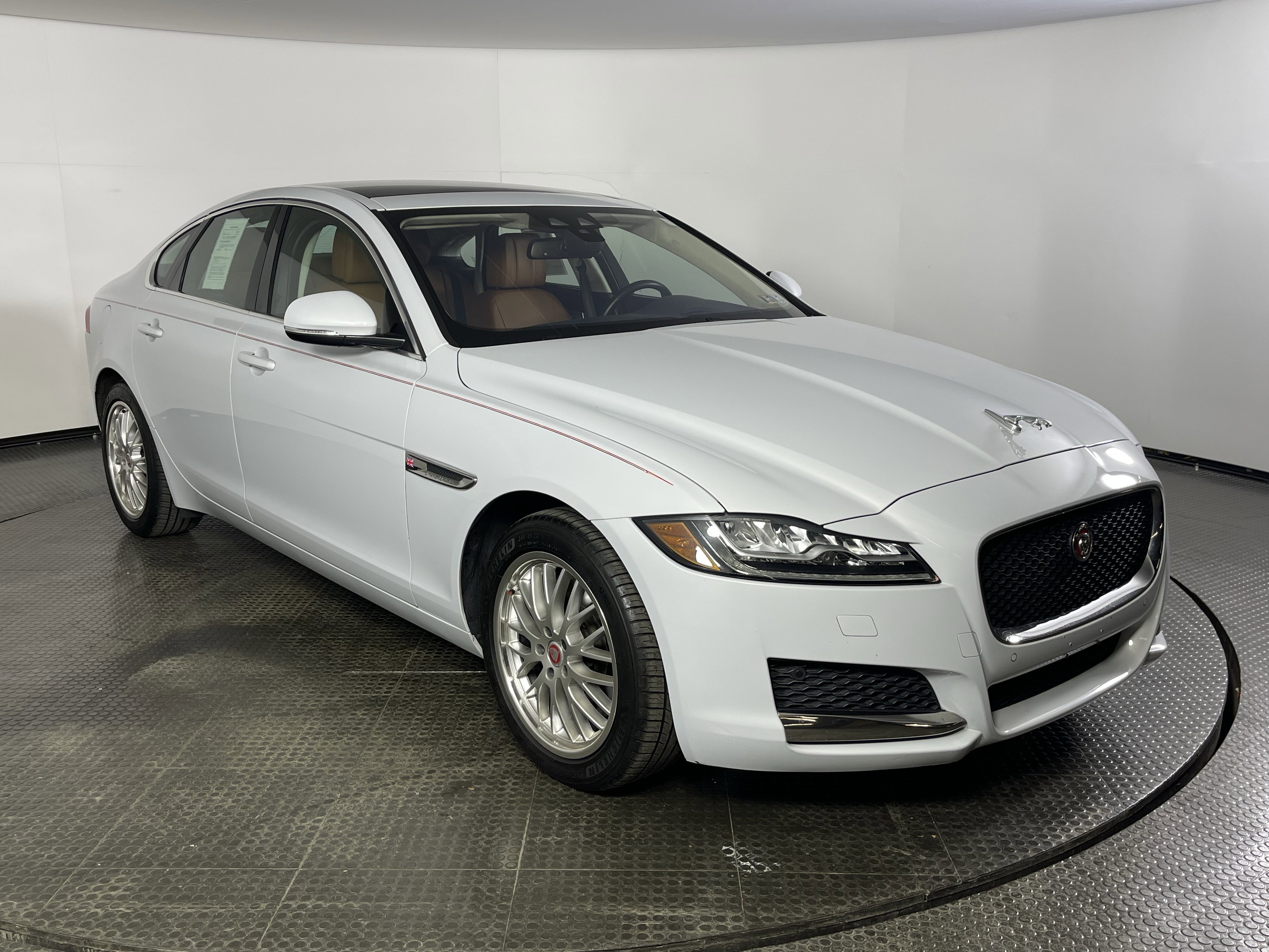 Used 2018 Jaguar XF Portfolio image 3