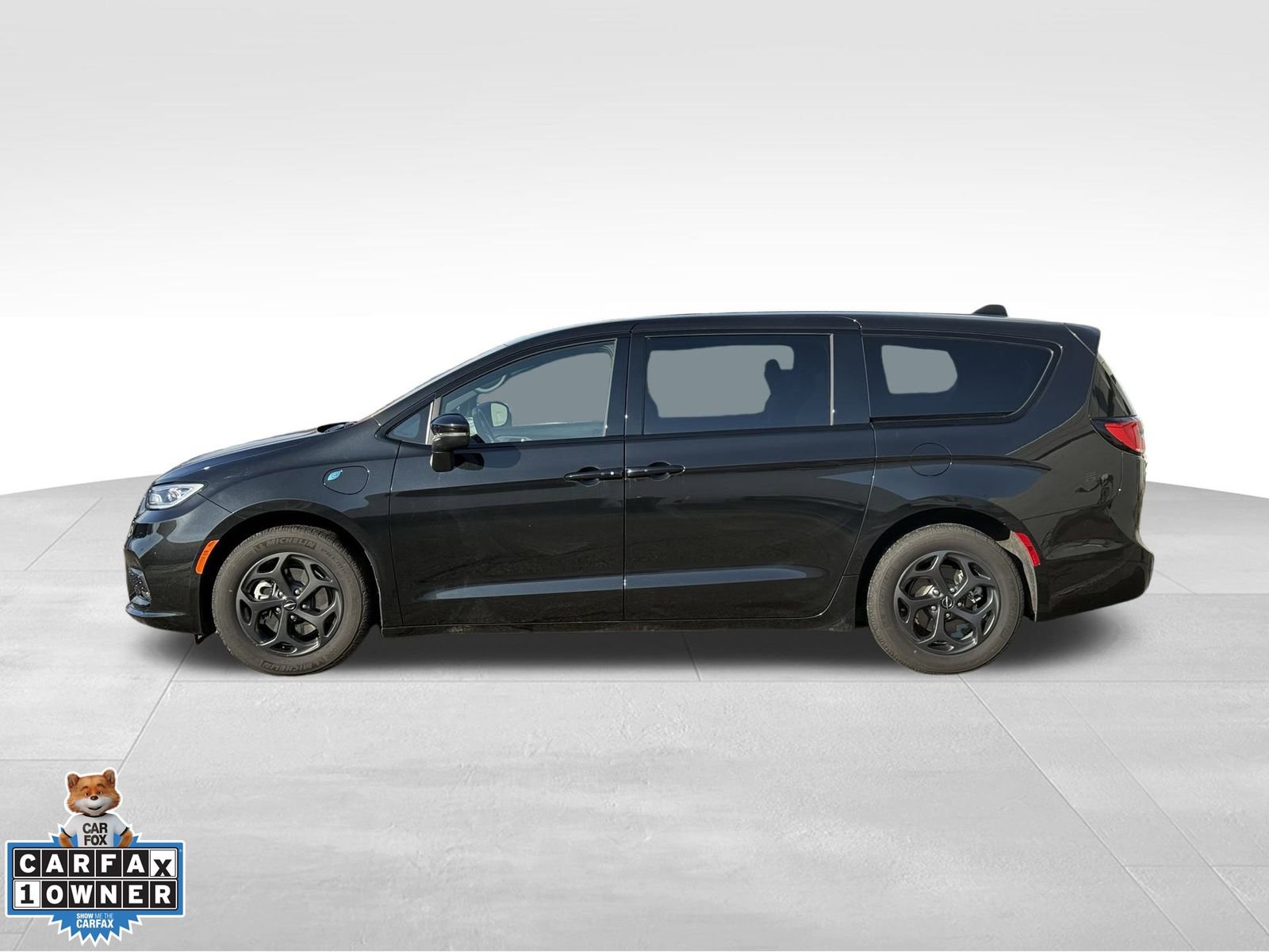 Used 2023 Chrysler Pacifica Touring-L w/ Uconnect Theater Family Group image 2