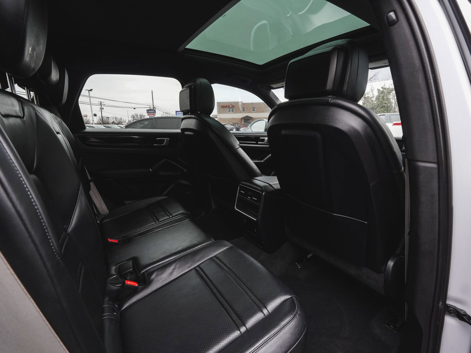 Used 2023 Porsche Cayenne w/ Premium Package image 38