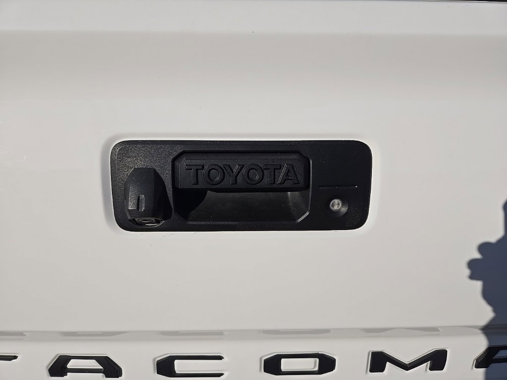Used 2018 Toyota Tacoma SR image 37