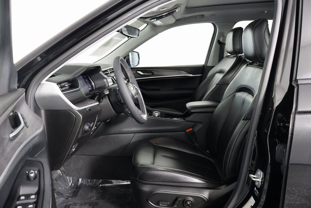 Used 2023 Jeep Grand Cherokee L Limited RWD image 10