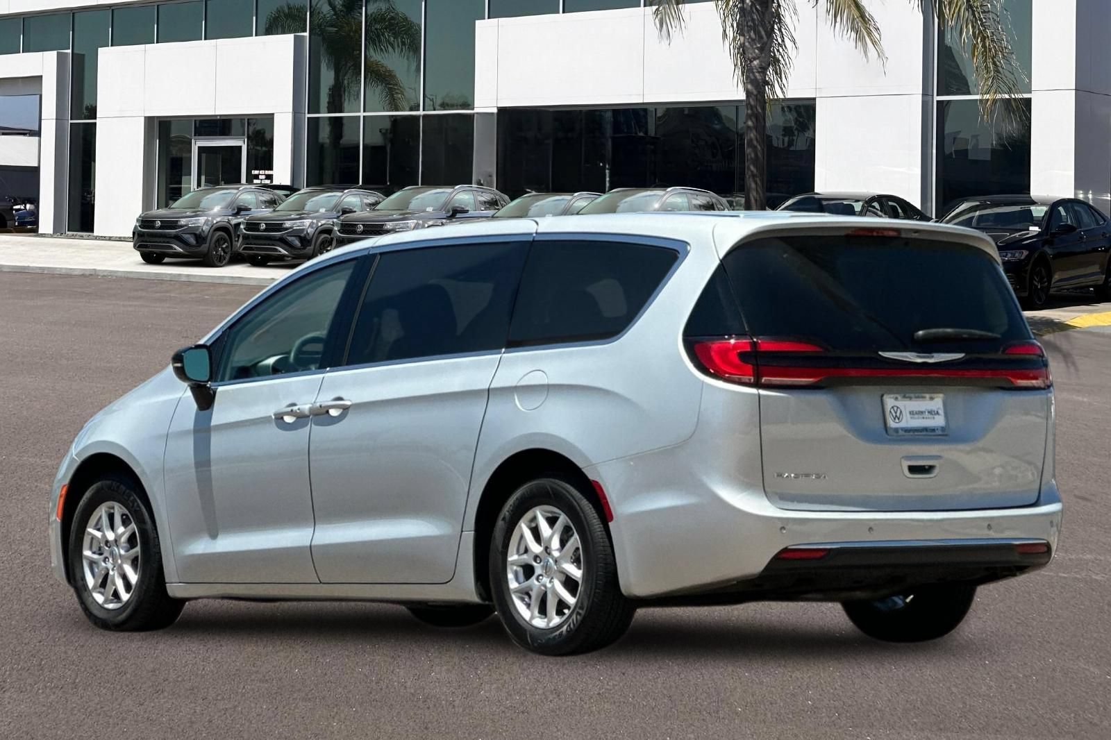 Used 2024 Chrysler Pacifica Touring-L FWD image 5