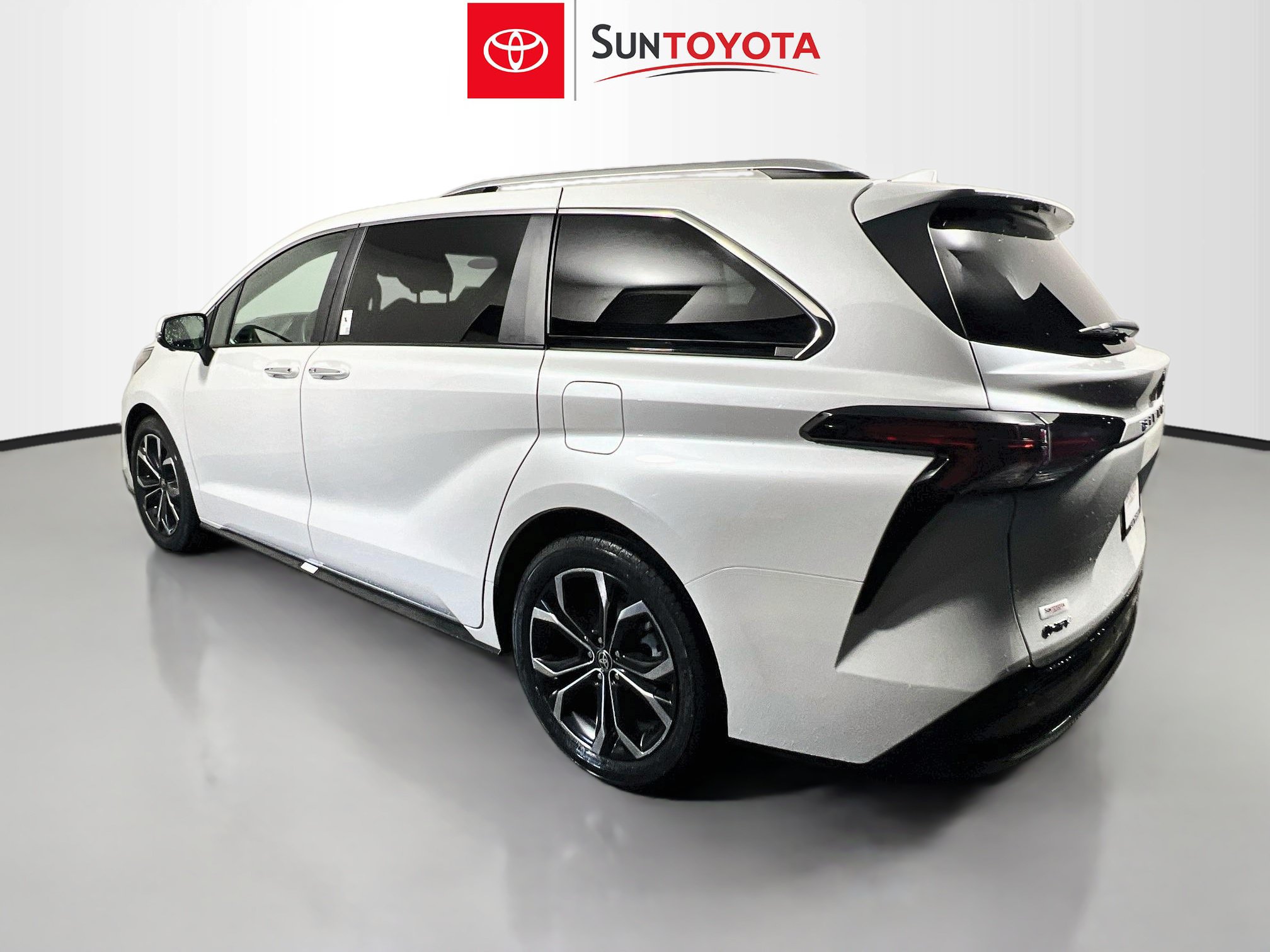 Used 2025 Toyota Sienna Platinum FWD image 6