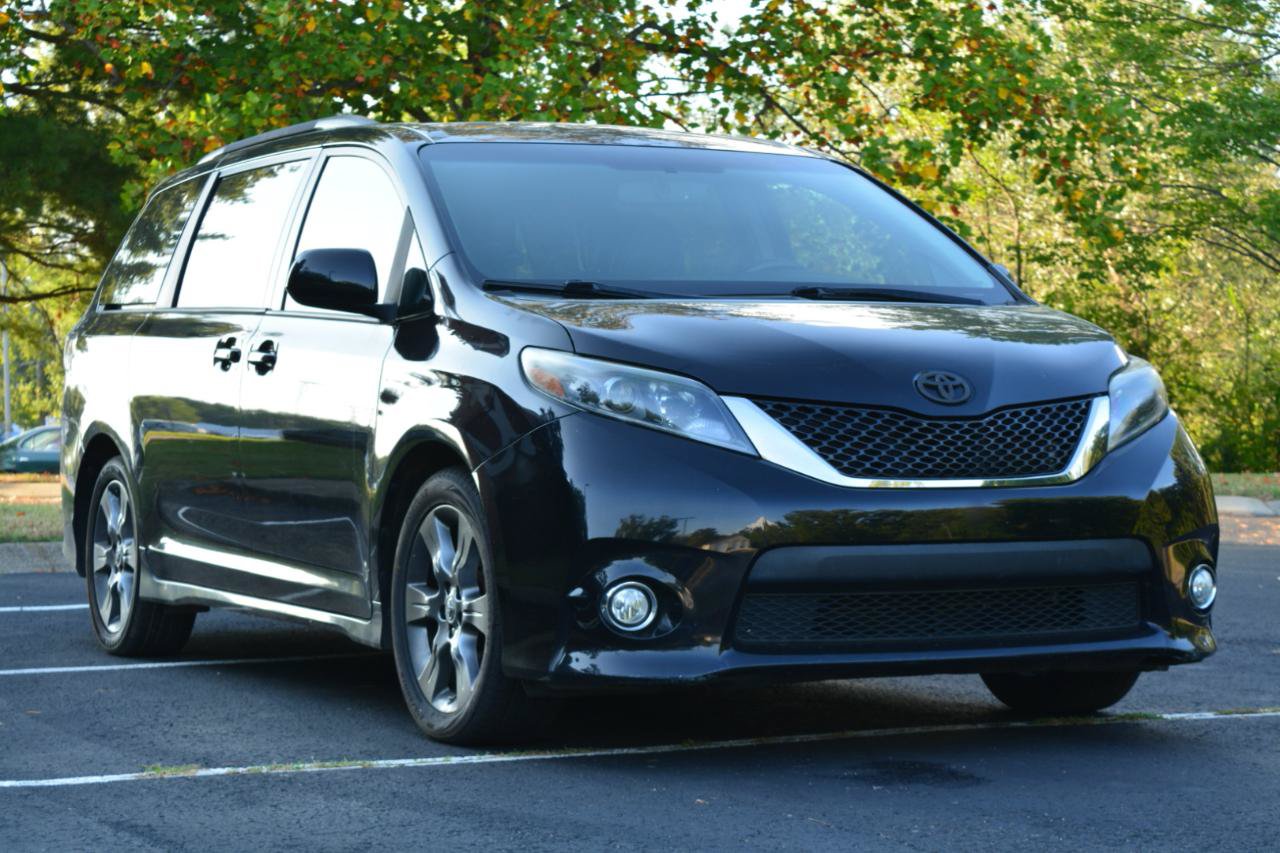 Used 2015 Toyota Sienna SE FWD image 3