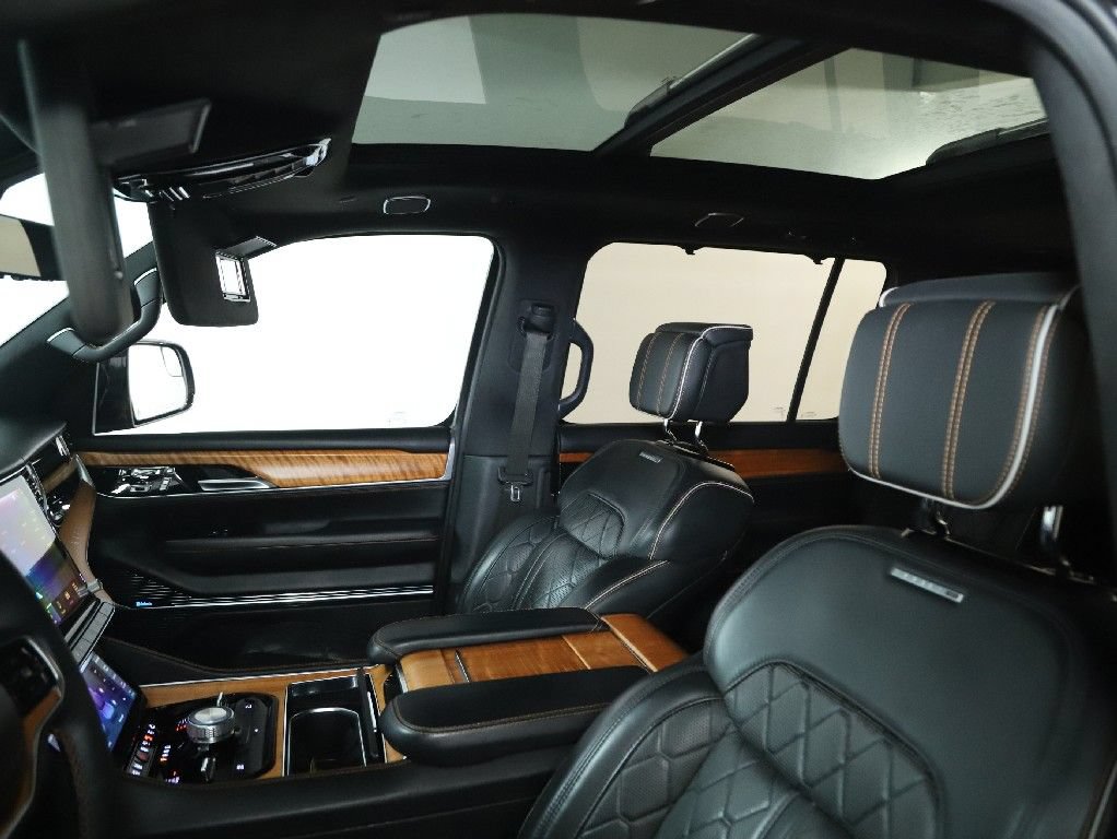 Used 2022 Jeep Grand Wagoneer Series III AWD/4WD image 24
