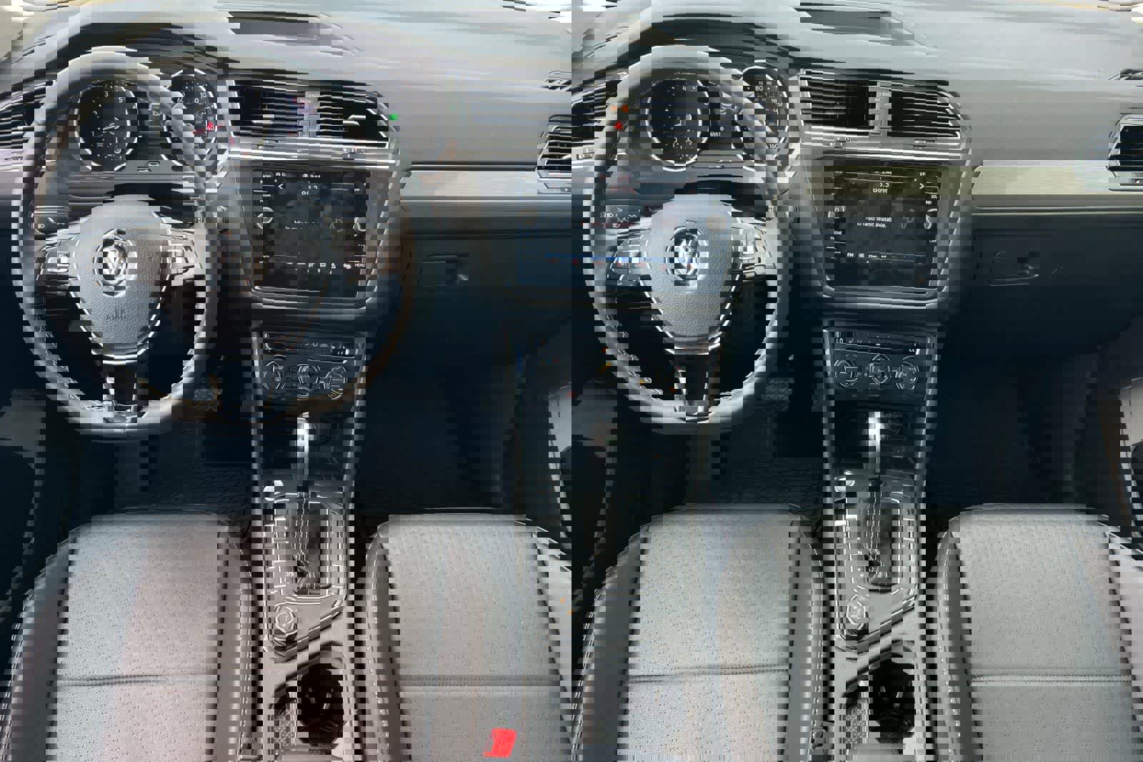 Used 2021 Volkswagen Tiguan SE w/ Panoramic Sunroof Package image 4