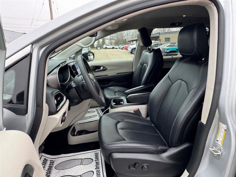 Used 2024 Chrysler Pacifica Touring-L image 9