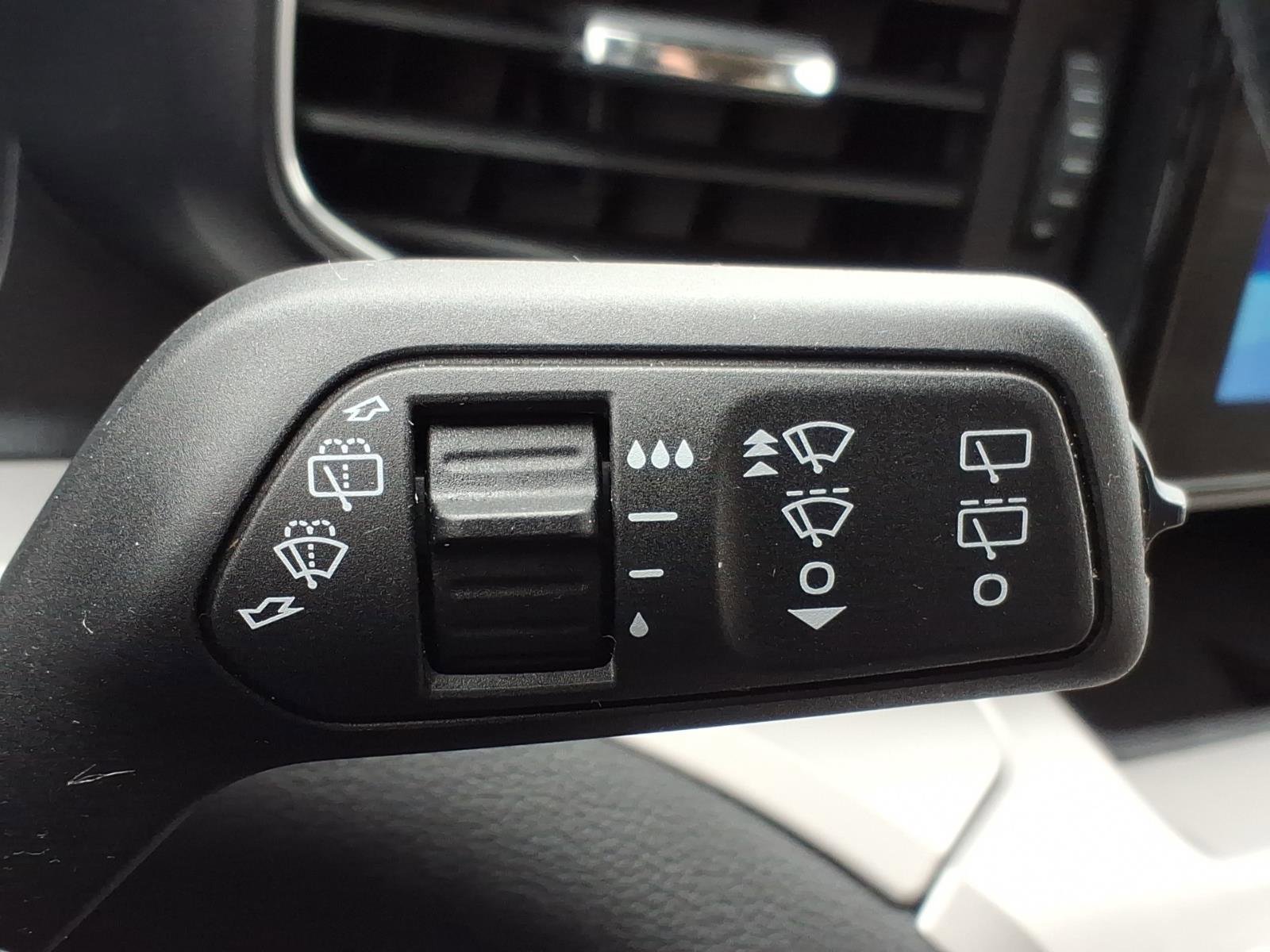 Used 2023 Ford Explorer XLT w/ Equipment Group 202A AWD/4WD image 28