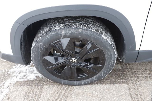 Used 2025 Volkswagen Taos SE w/ Black Wheel Package image 13