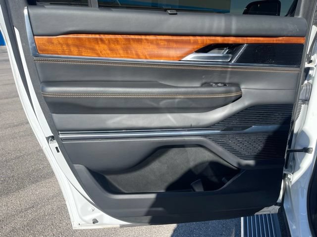 Used 2023 Jeep Grand Wagoneer L Series III w/ Rear Seat Video Group 1 AWD/4WD image 16