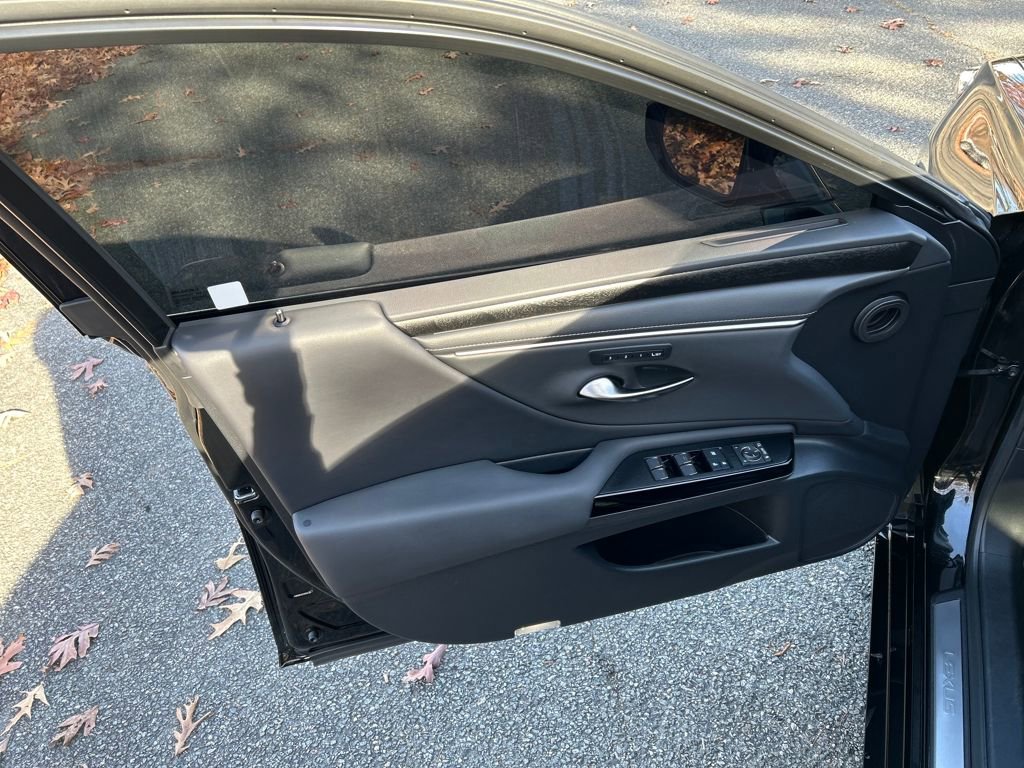 Used 2023 Lexus ES 300h w/ Premium Package image 12