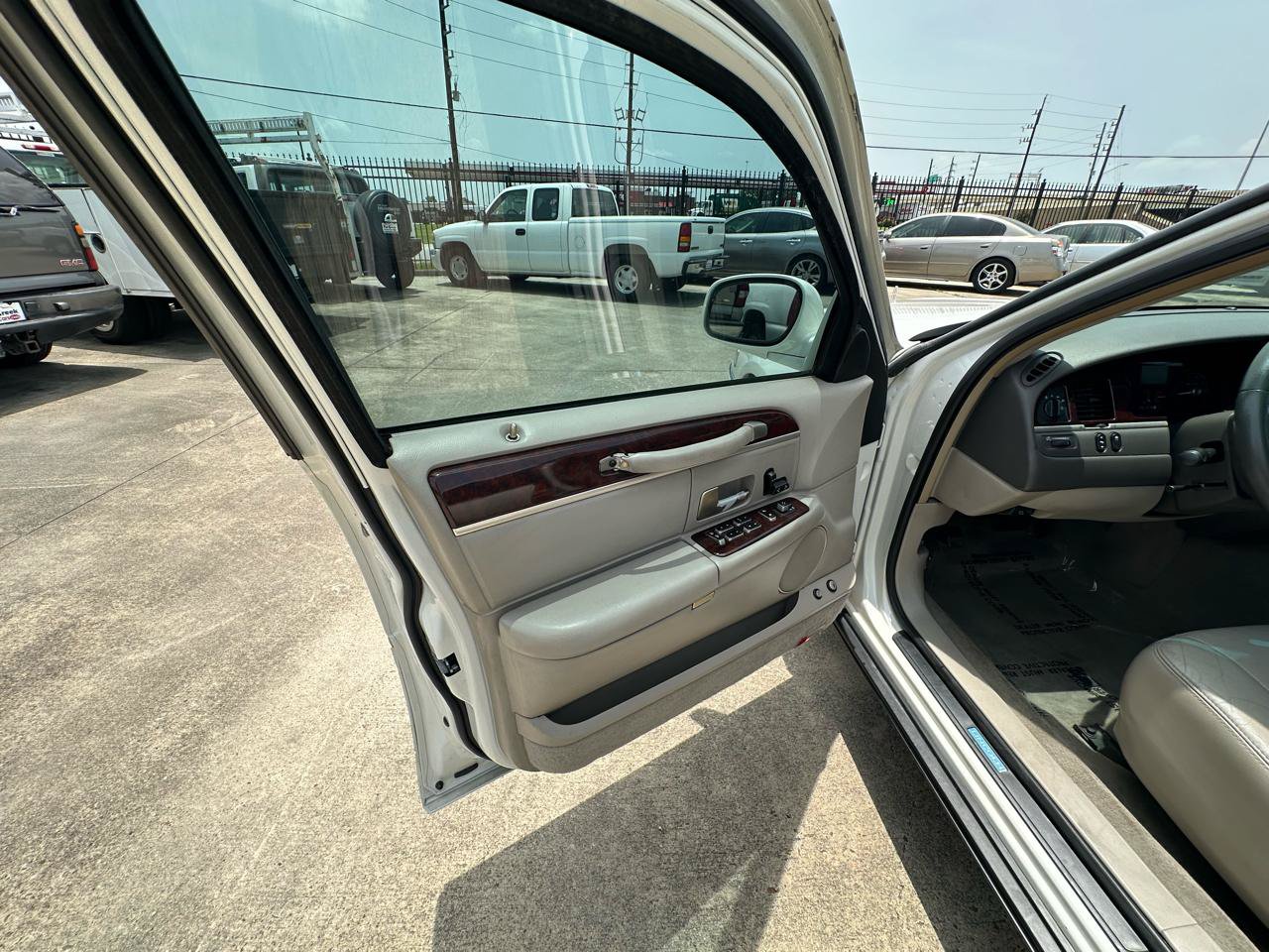 Used 2006 Lincoln Town Car Signature RWD image 23