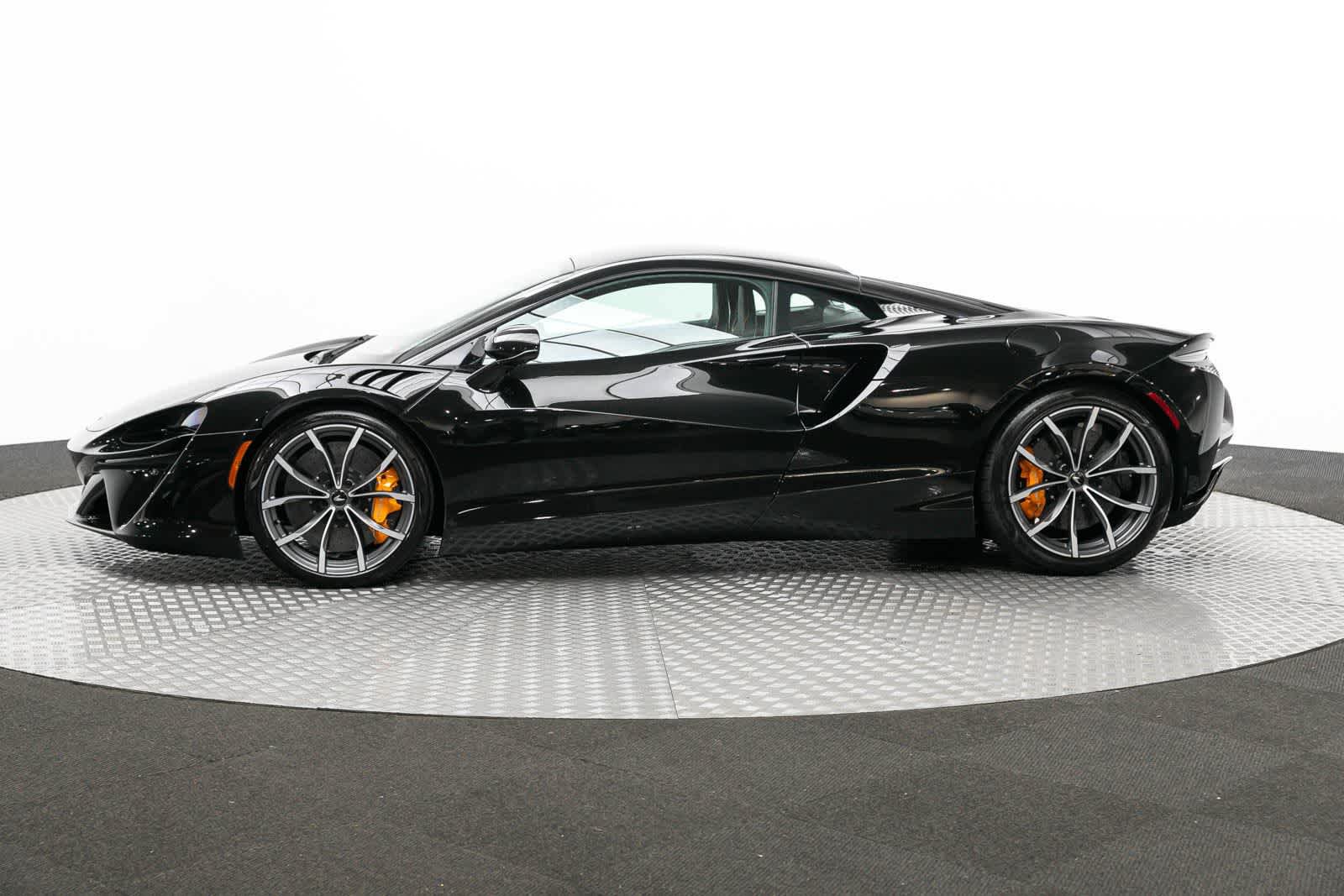 Used 2023 McLaren Artura RWD image 3