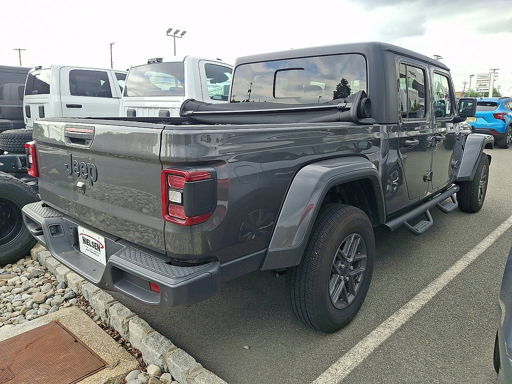 Used 2025 Jeep Gladiator Sport AWD/4WD image 4