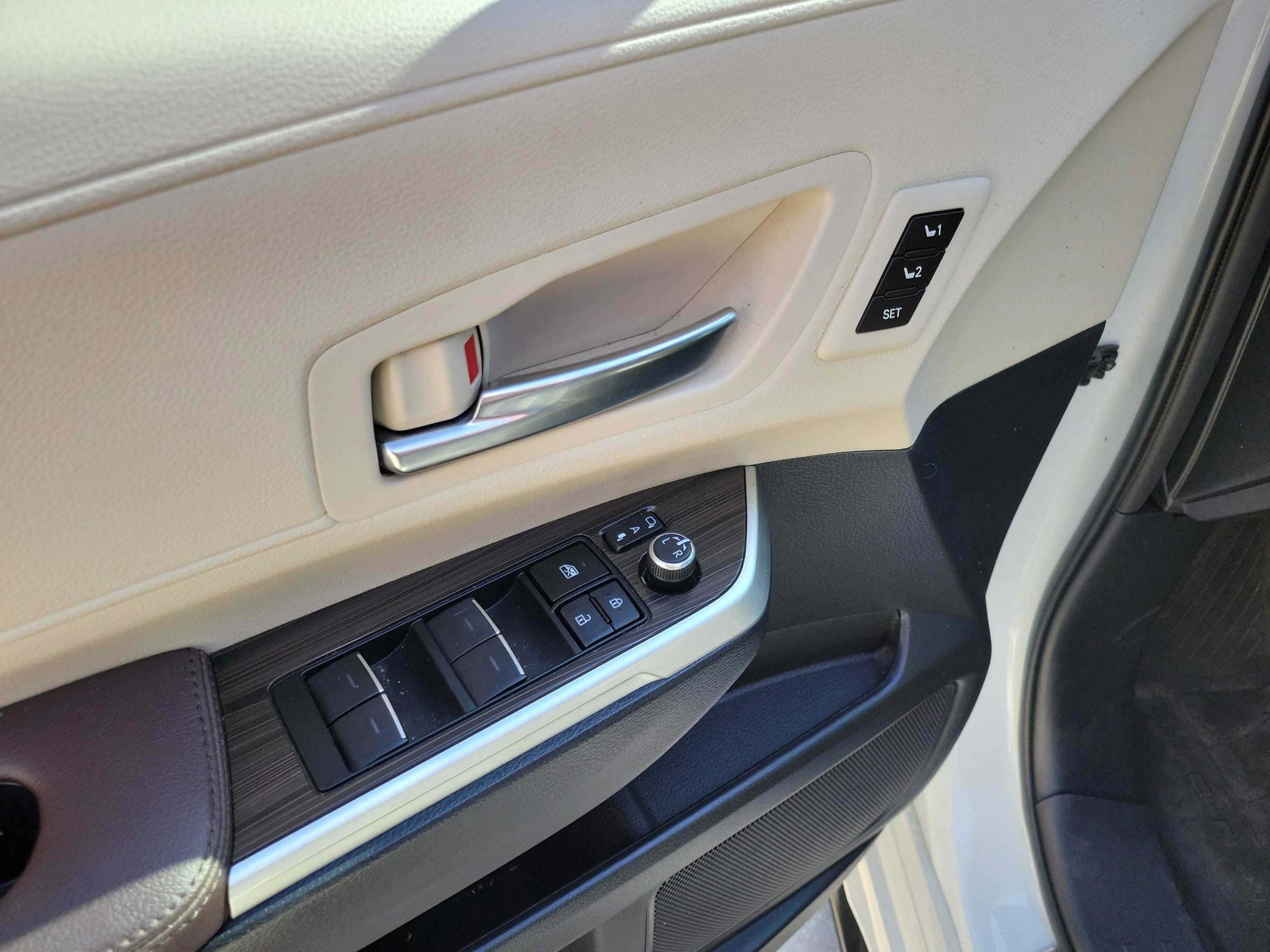 Certified 2023 Toyota Sienna Platinum FWD image 28