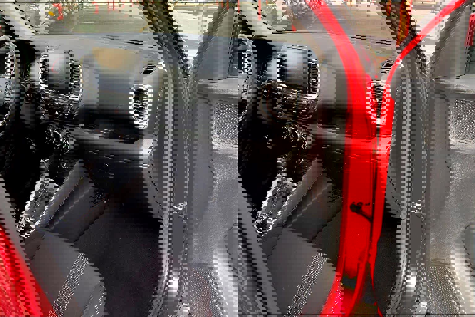 Used 2025 Hyundai Venue SEL image 18