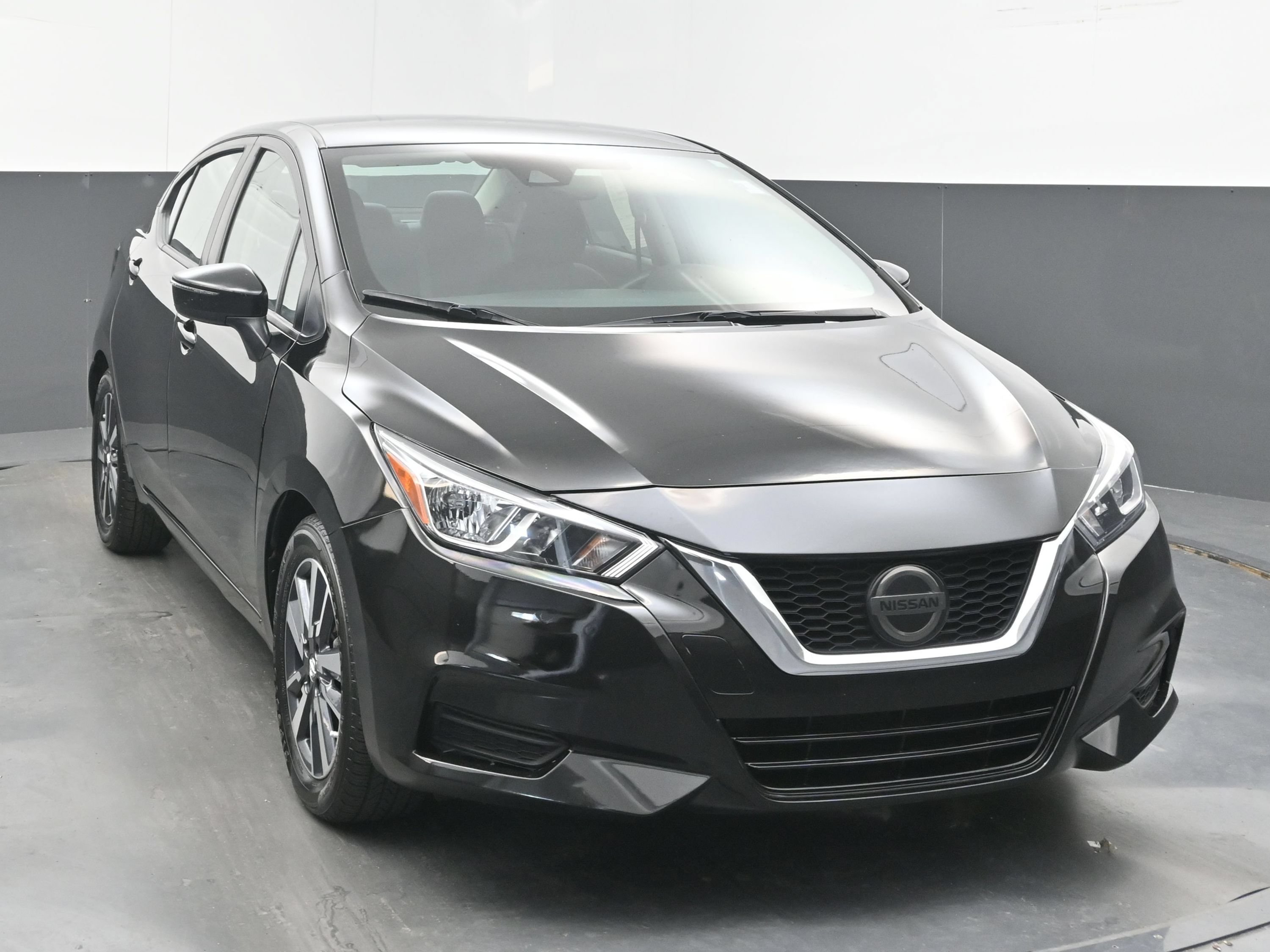 Used 2021 Nissan Versa SV FWD image 2