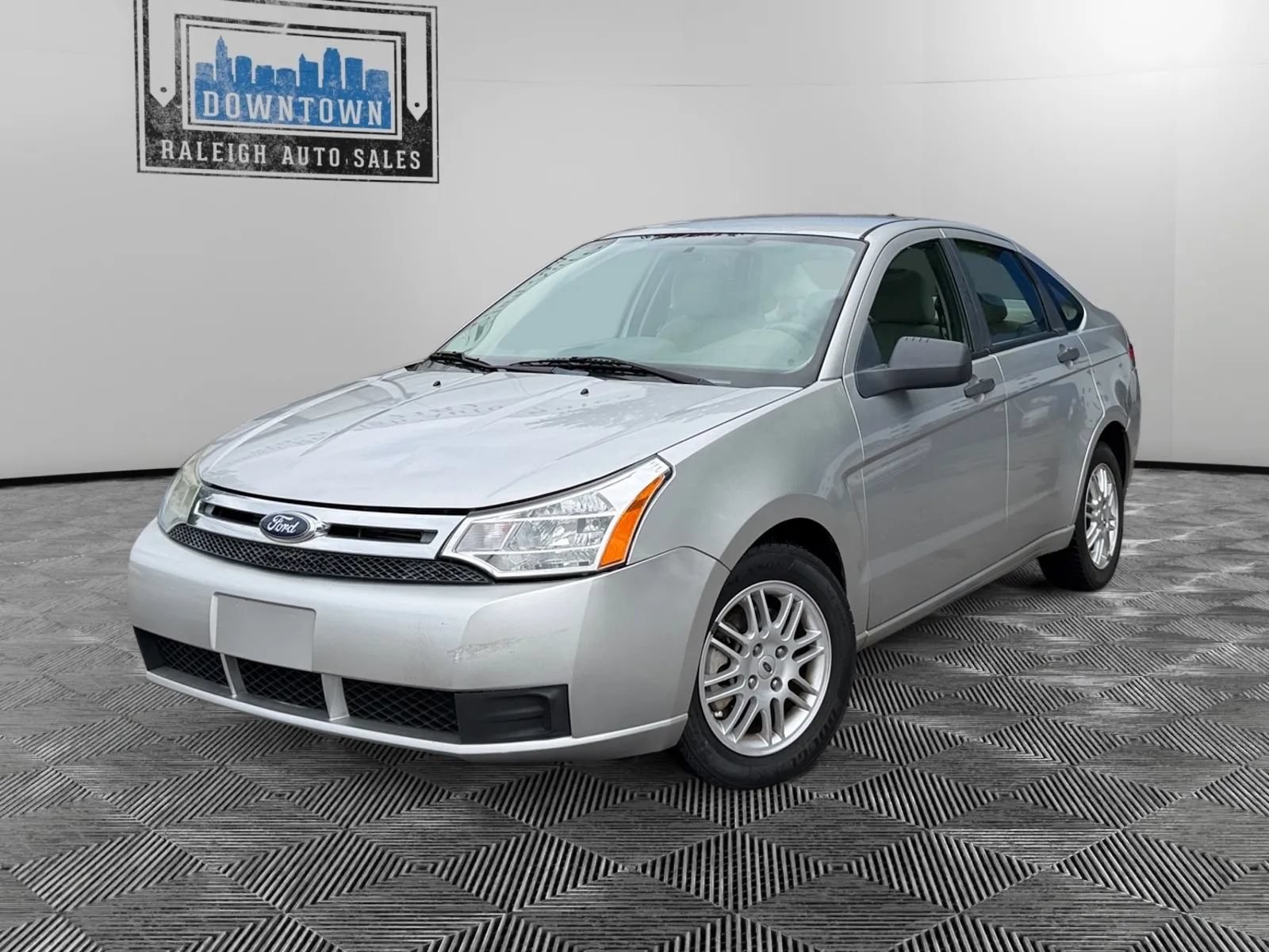 Used 2010 Ford Focus SE FWD image 2