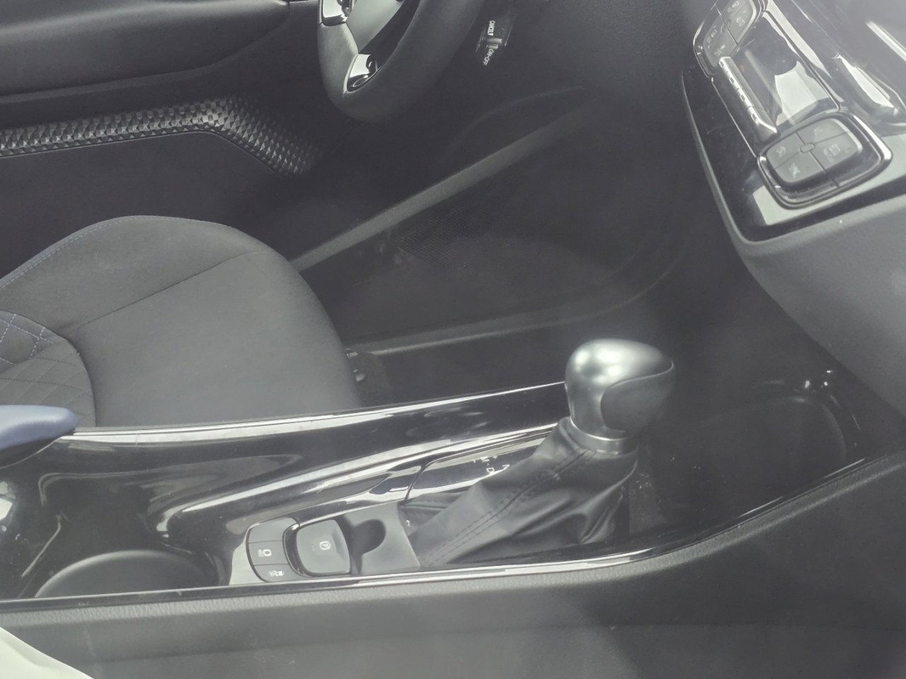 Used 2020 Toyota C-HR XLE FWD image 14