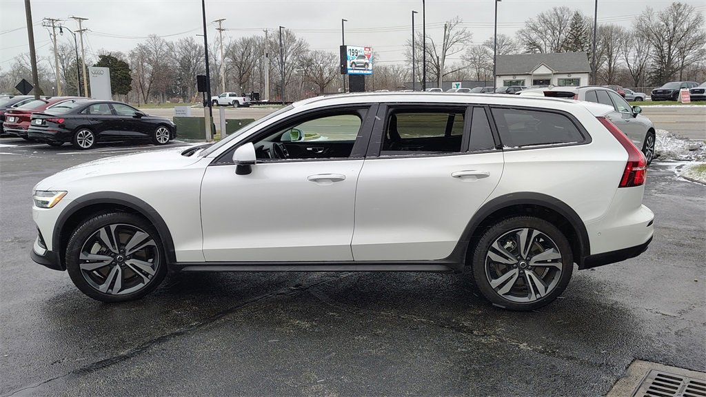 Certified 2025 Volvo V60 B5 Cross Country Plus image 5