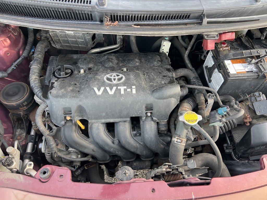 Used 2010 Toyota Yaris 2-Door Hatchback image 11