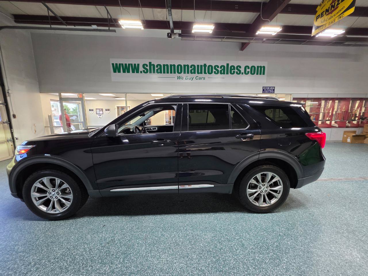 Used 2021 Ford Explorer XLT w/ Equipment Group 202A AWD/4WD image 11