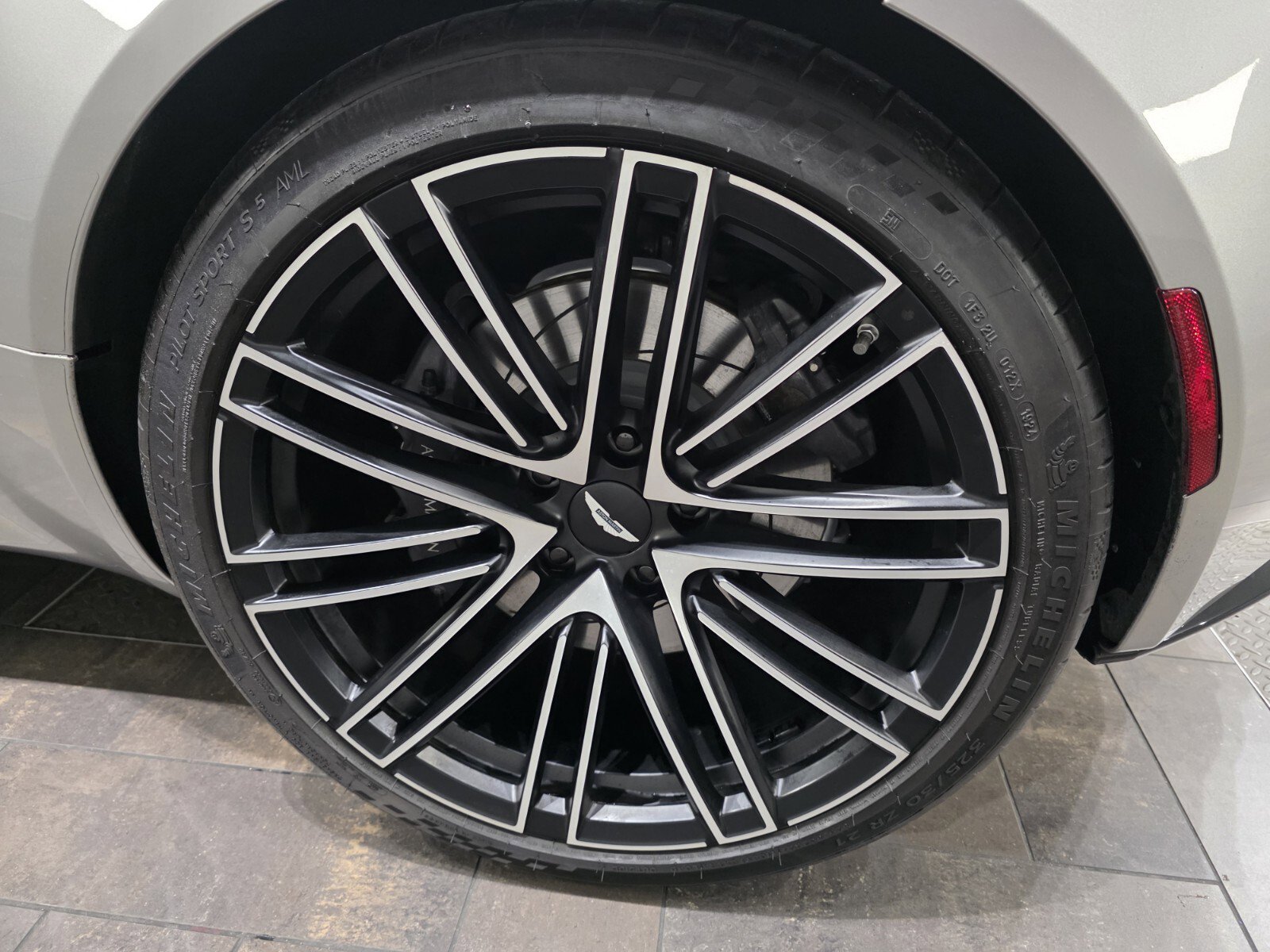 Used 2025 Aston Martin DB12 Convertible image 4