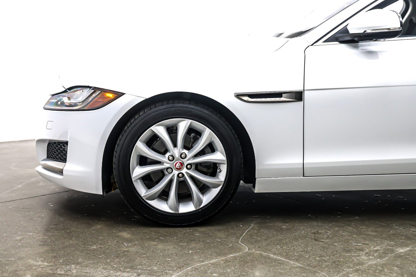 Used 2017 Jaguar XF Premium image 10