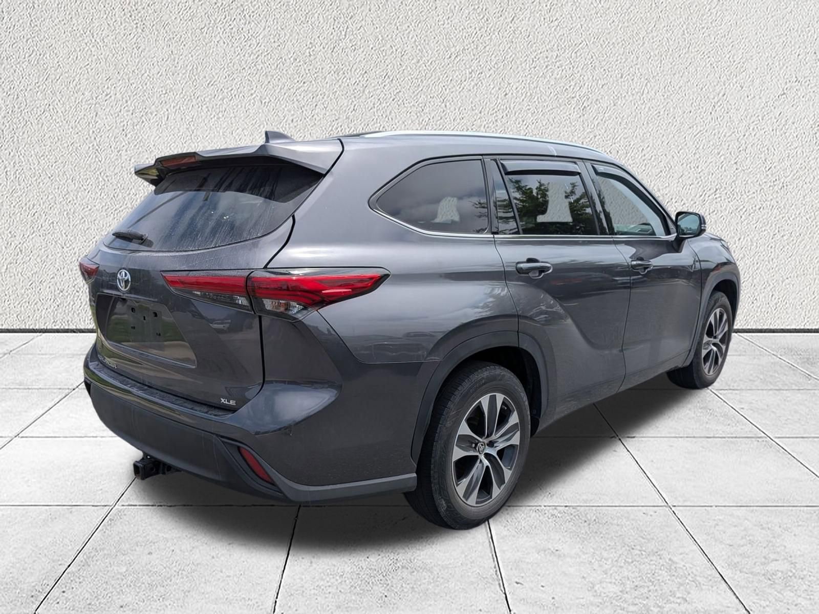 Used 2021 Toyota Highlander XLE FWD image 3