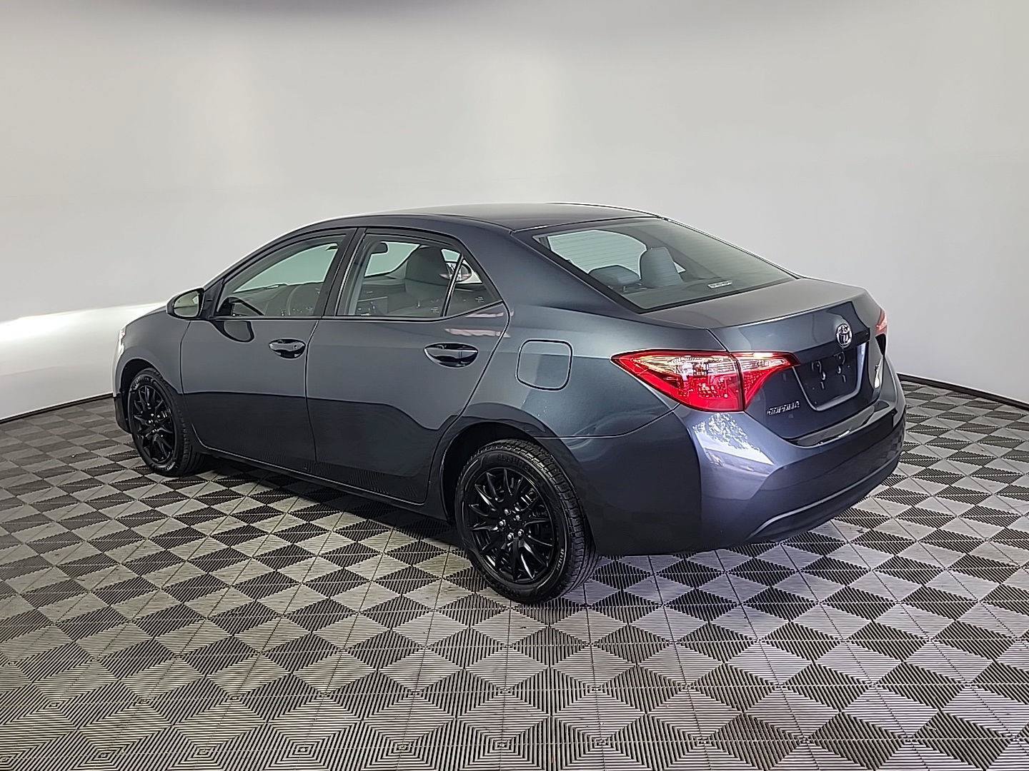 Used 2019 Toyota Corolla LE w/ Carpet Mat Package (TMS) FWD image 9