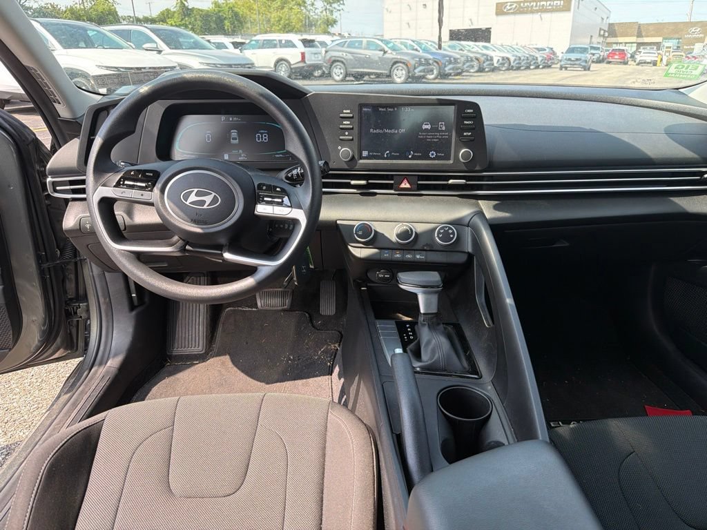 Certified 2025 Hyundai Elantra SE FWD image 17