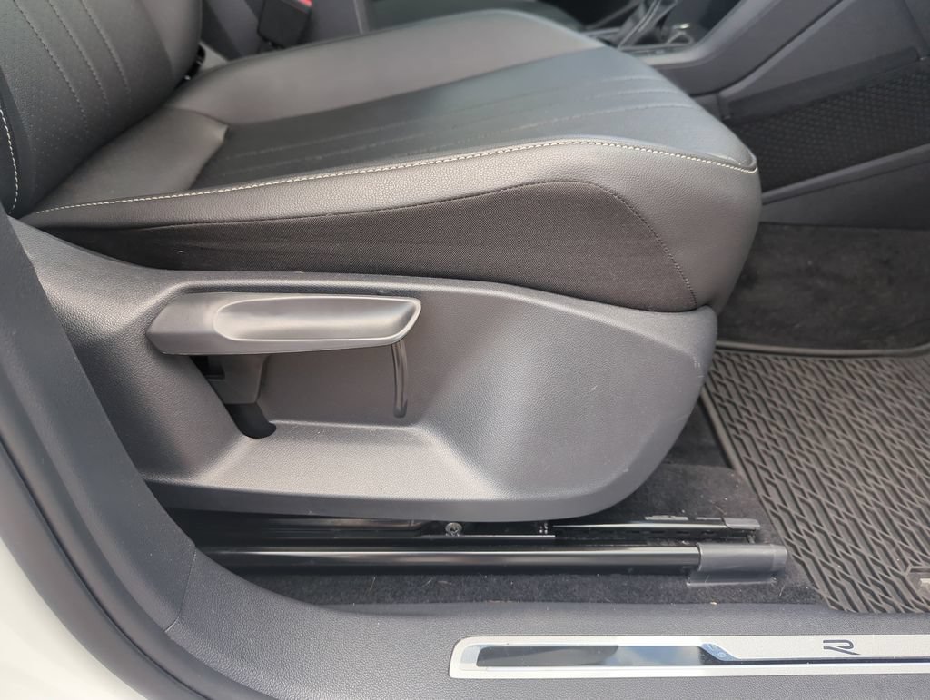 Certified 2023 Volkswagen Tiguan SE R-Line FWD image 38