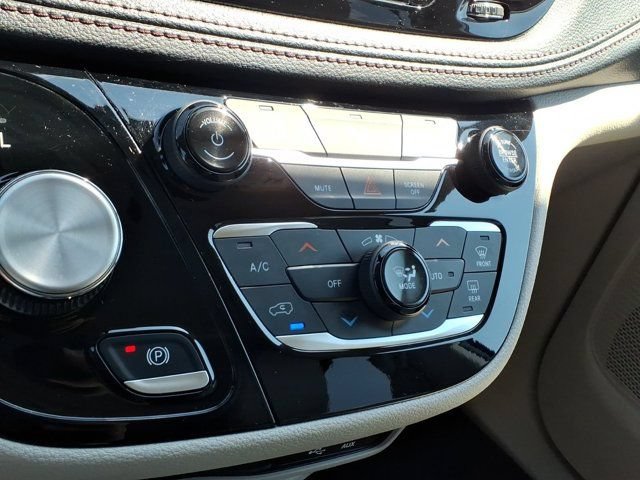 Used 2019 Chrysler Pacifica Limited FWD image 16
