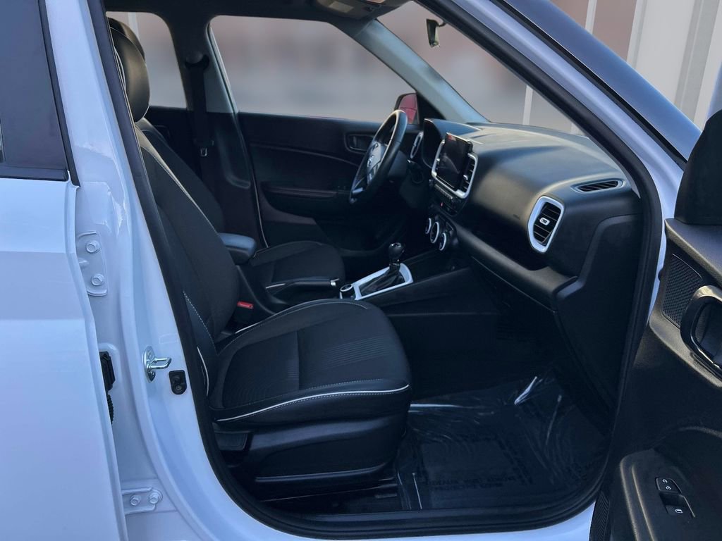 Used 2025 Hyundai Venue Limited image 17