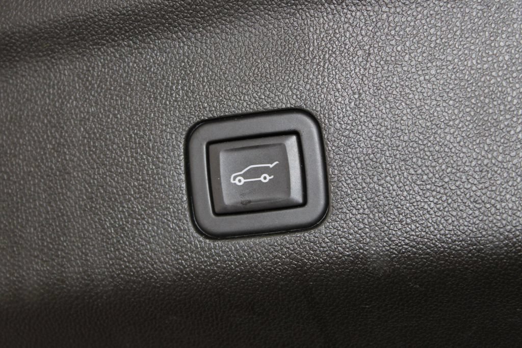Used 2024 GMC Yukon XL Denali RWD image 18