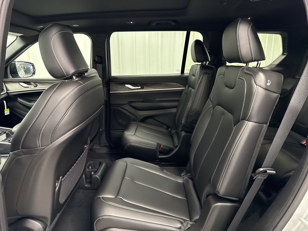 New 2025 Jeep Grand Cherokee L Limited w/ Black Appearance Package AWD/4WD image 11