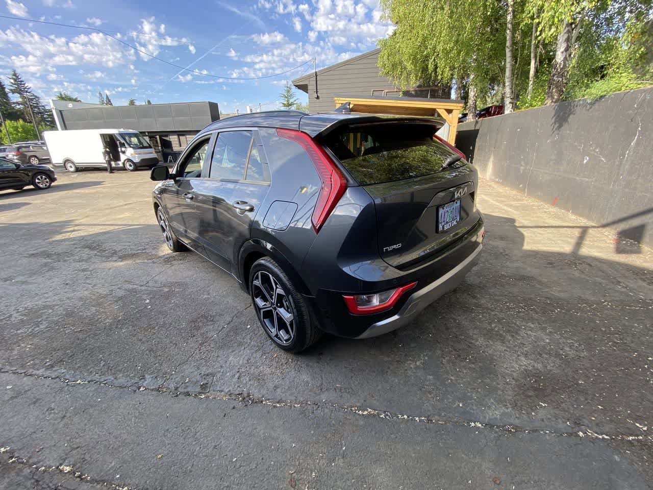Used 2023 Kia Niro EX Touring FWD image 4