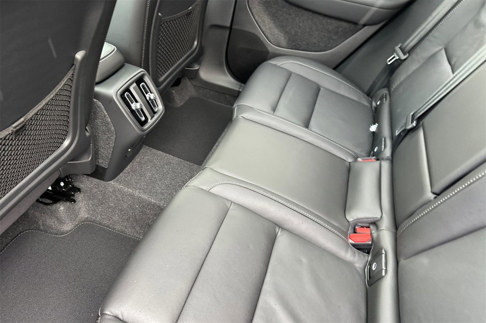 Certified 2025 Volvo XC40 B5 Core w/ Protection Package Premier image 4