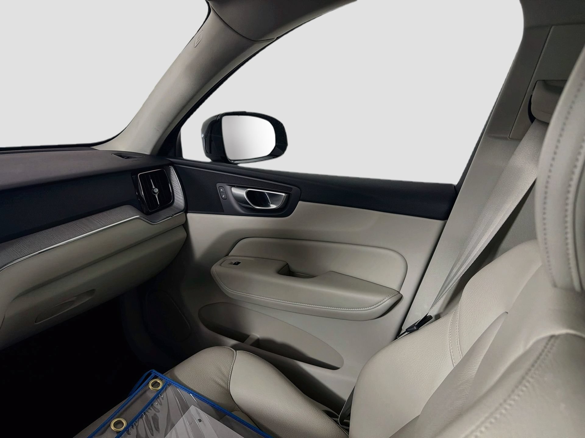 Certified 2024 Volvo XC60 B5 Plus AWD/4WD image 24