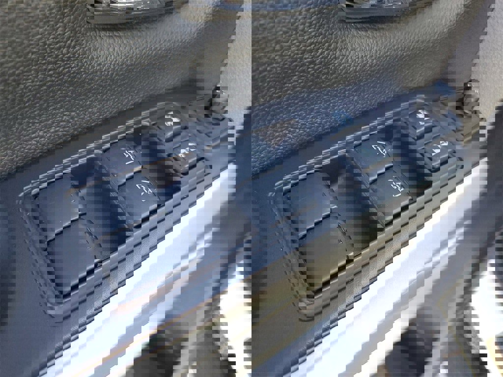 Used 2020 Nissan Titan SL w/ Moonroof Package image 9