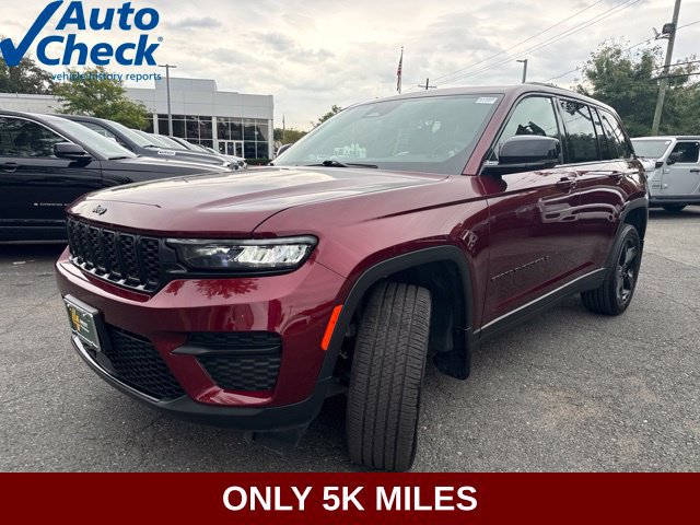 Used 2025 Jeep Grand Cherokee Altitude AWD/4WD image 3