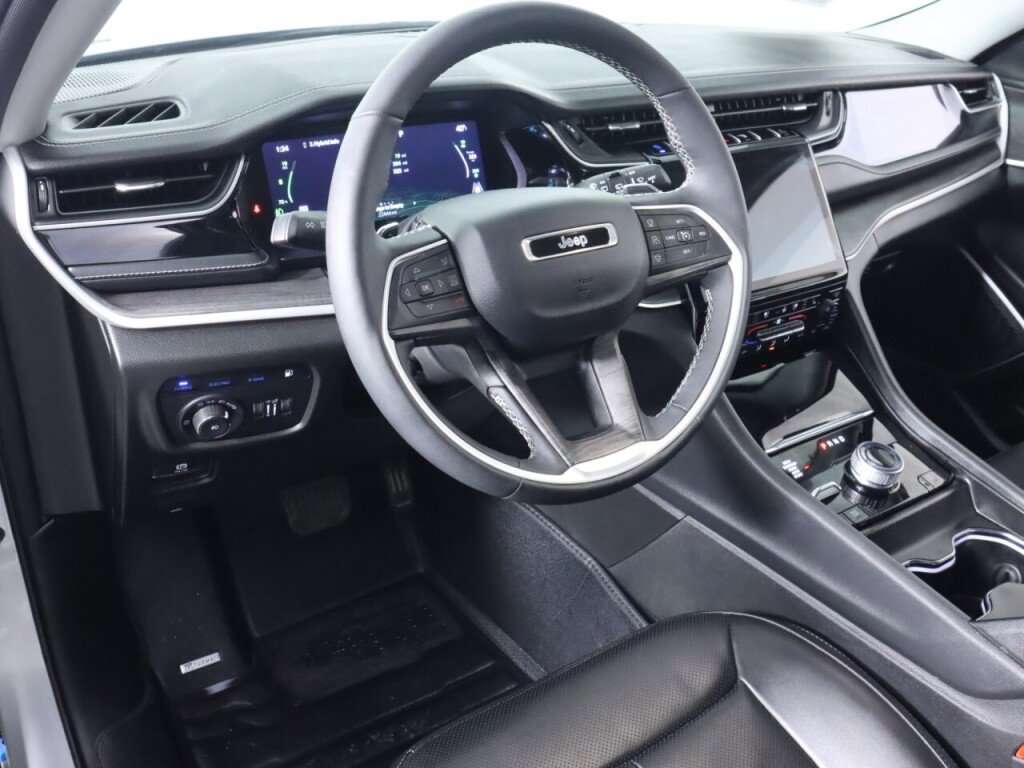 Used 2023 Jeep Grand Cherokee 30th Anniversary image 9