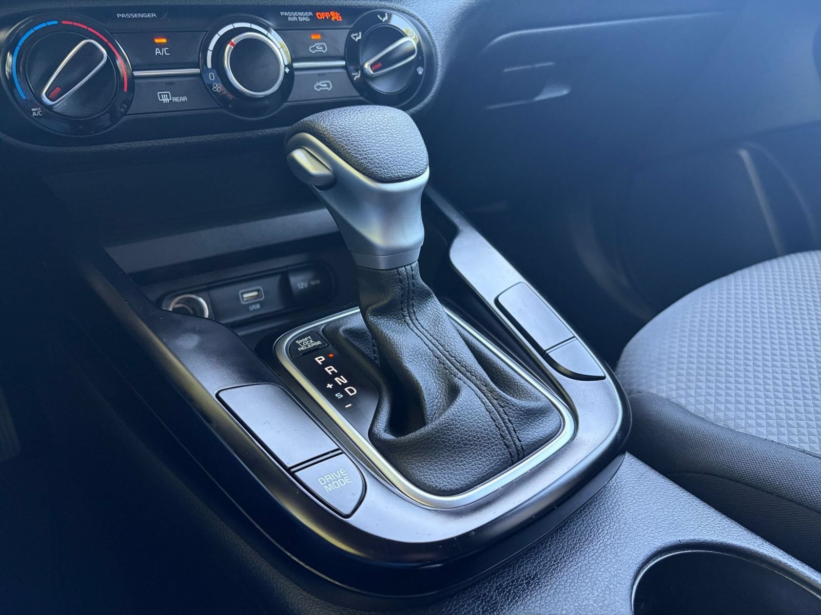 Used 2025 Kia Soul LX w/ LX Technology Package FWD image 39