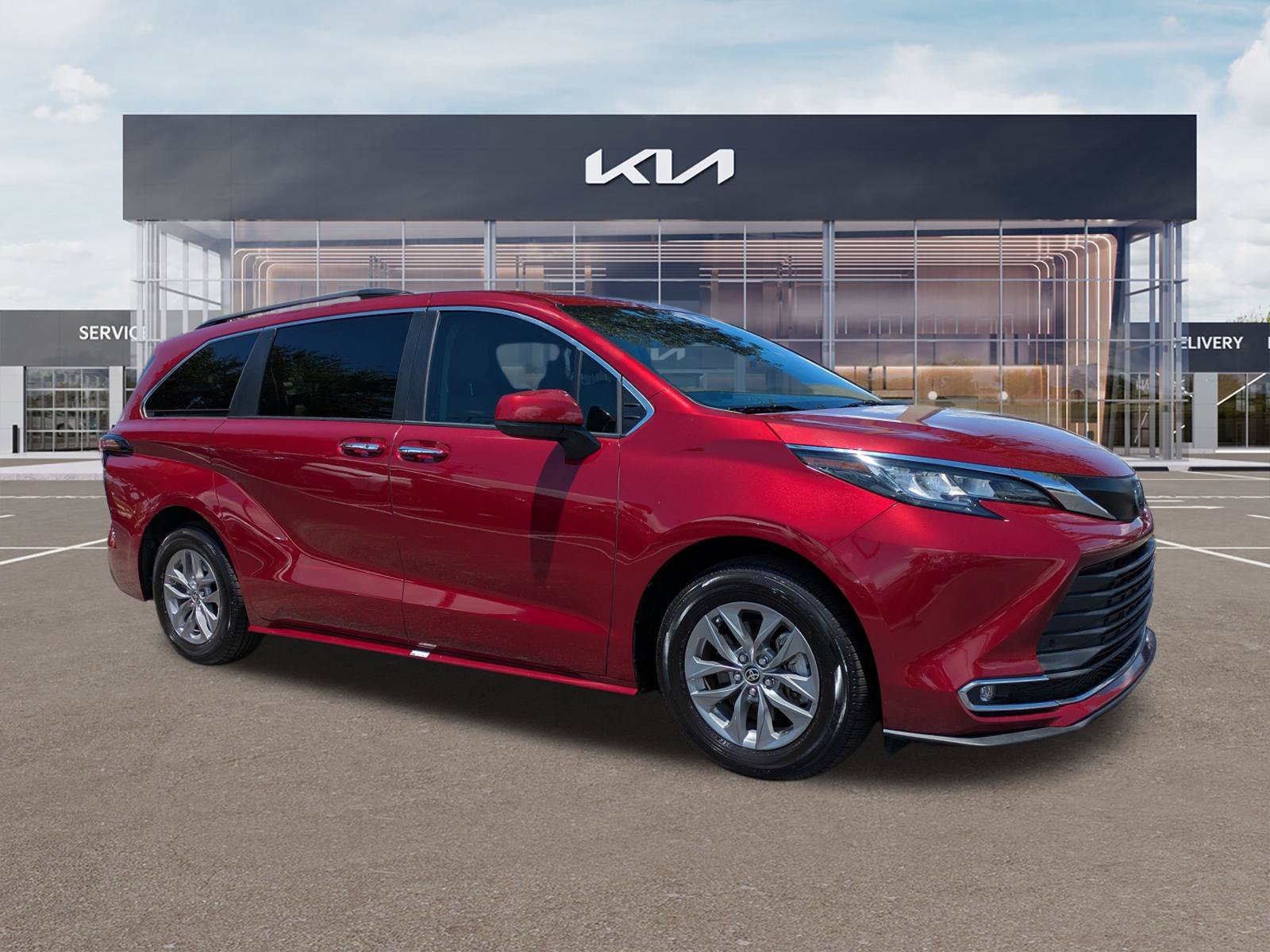 Used 2022 Toyota Sienna XLE FWD image 2