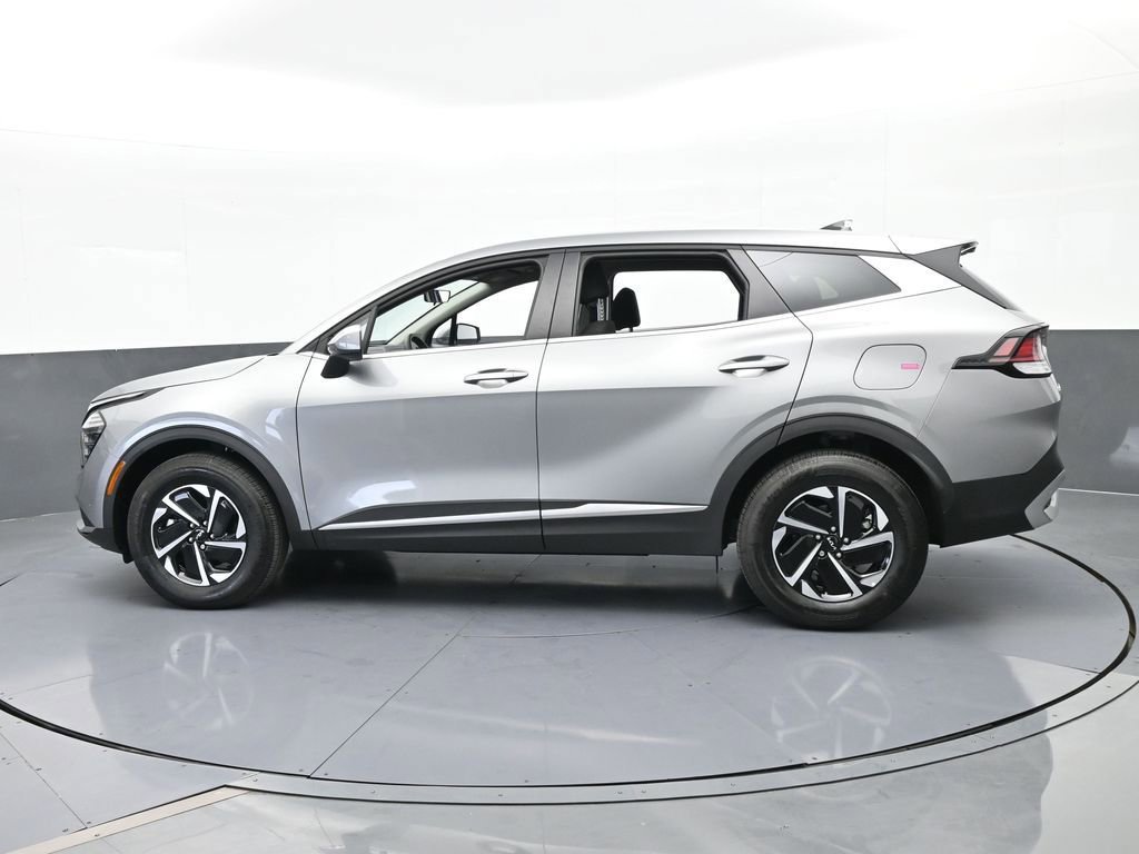Used 2025 Kia Sportage LX image 3