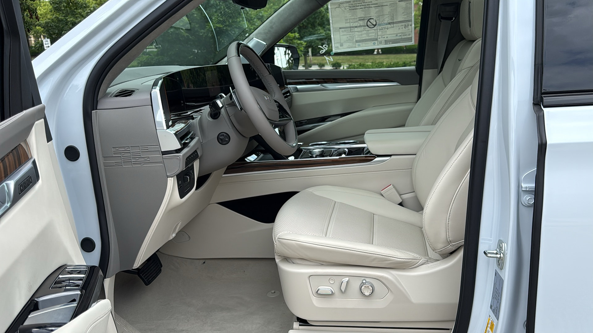 New 2026 Cadillac Escalade Platinum Sport w/ LPO, Floor Liner Package AWD/4WD image 8