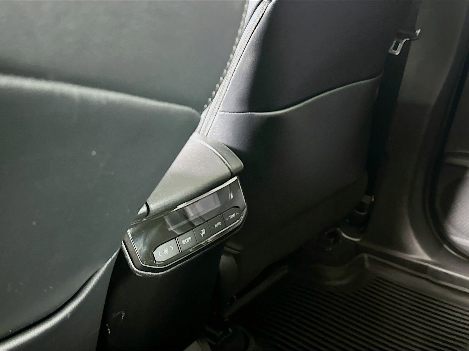 Used 2022 Toyota Highlander XLE image 23